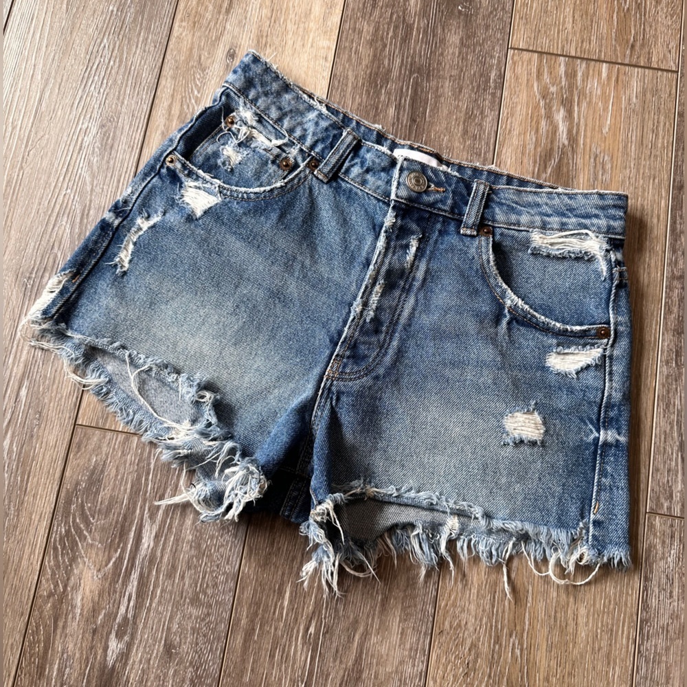 🛍️ZARA  hidden button distressed jean shorts  Size 02
